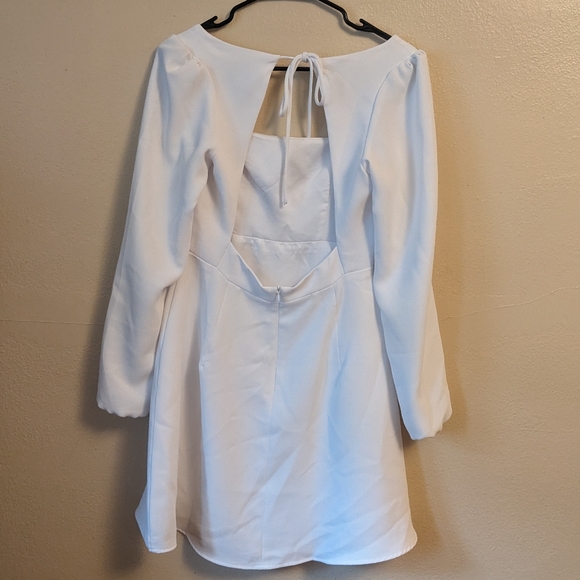 Park & Fifth White Long Sleeve Dress - Picture 5 of 6